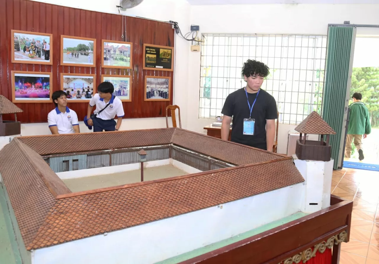 Kiều bào Nguyễn Hữu Trung đến từ Cộng hòa Czech tham quan ngục Kon Tum. (Ảnh: Thành Long)