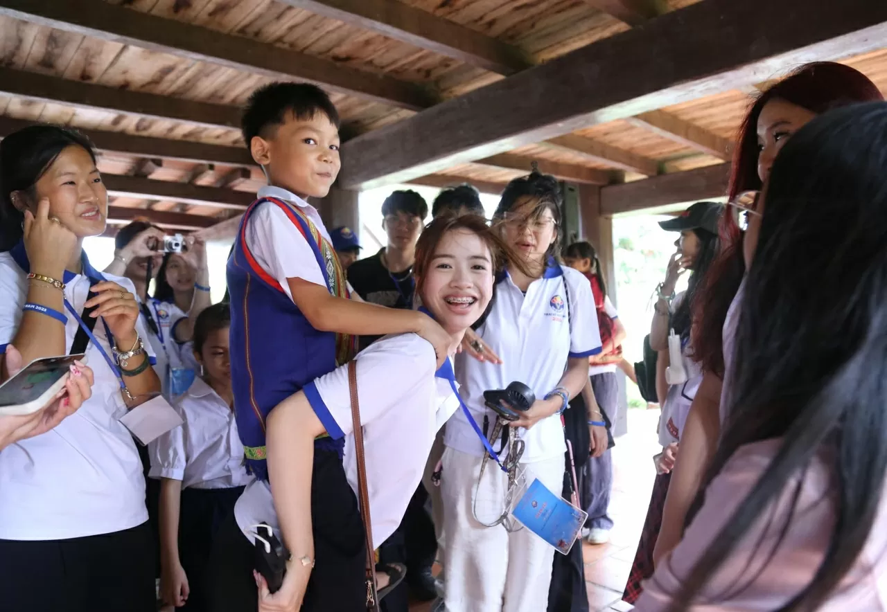 Các kiều bào trẻ thăm hỏi và giao lưu với các em học sinh Kon Tum. (Ảnh: Thành Long) Các kiều bào trẻ thăm hỏi và giao lưu với các em học sinh Kon Tum. (Ảnh: Thành Long)