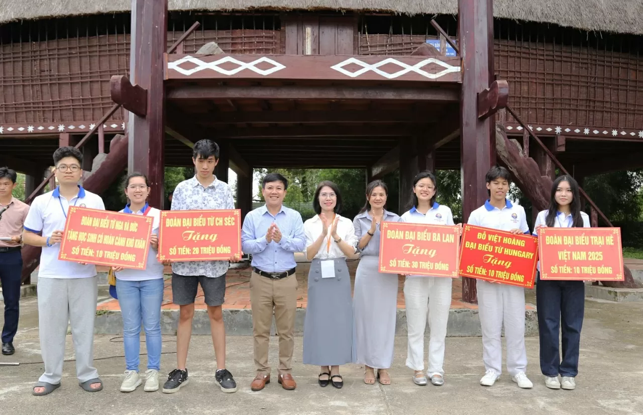 Đoàn Trại hè Việt Nam 2025 gửi tặng những phần quà tới các em học sinh có hoàn cảnh khó khăn, giúp các em có thêm tinh thần, động lực vượt qua khó khăn trong cuộc sống. (Ảnh: Thành Long)