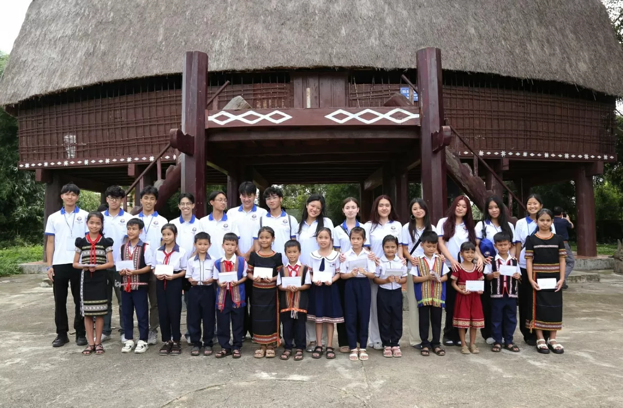 Đoàn Trại hè Việt Nam 2025 gửi tặng những phần quà tới các em học sinh có hoàn cảnh khó khăn, giúp các em có thêm tinh thần, động lực vượt qua khó khăn trong cuộc sống. (Ảnh: Thành Long)