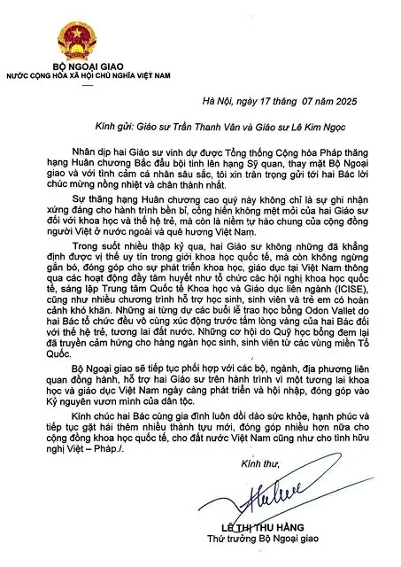 Thứ trưởng Lê Thị Thu Hằng chúc mừng hai Giáo sư kiều bào được thăng hạng Huân chương Bắc đẩu bội tinh