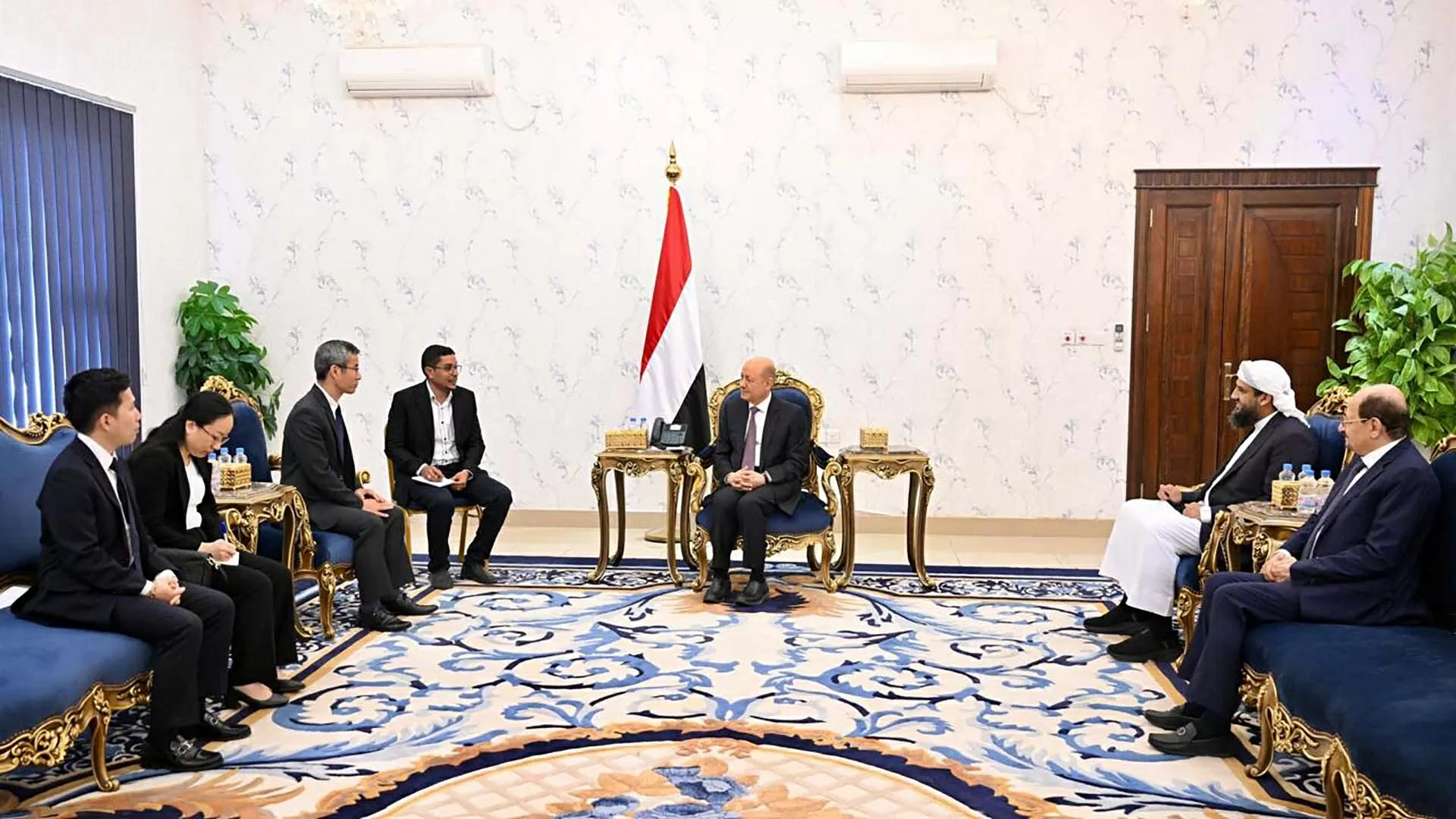 Đại sứ Hoàng Hữu Anh trình Thư ủy nhiệm lên Chủ tịch Hội đồng Tổng thống Yemen Đại sứ Hoàng Hữu Anh trình Thư ủy nhiệm lên Chủ tịch Hội đồng Tổng thống Yemen