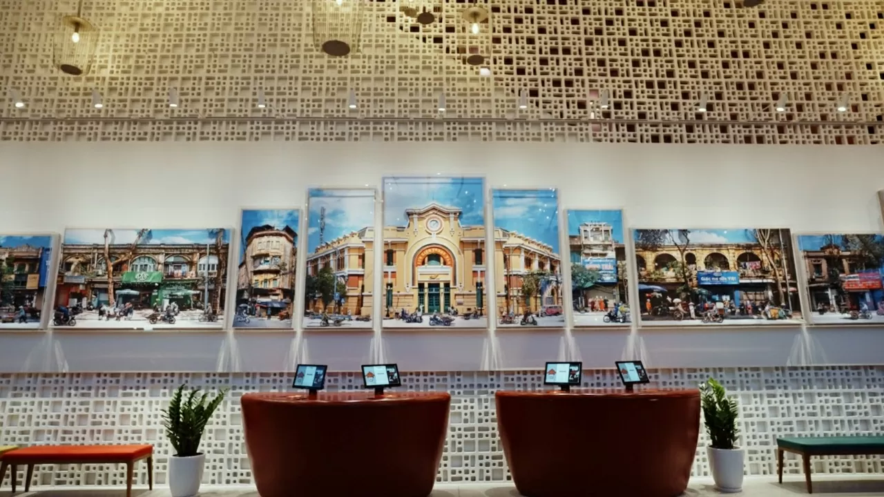 Quầy tự check-in của Khách sạn Wink, dưới tác phẩm của nghệ sĩ Nguyễn Thế Sơn Quầy tự check-in của Khách sạn Wink, dưới tác phẩm của nghệ sĩ Nguyễn Thế Sơn