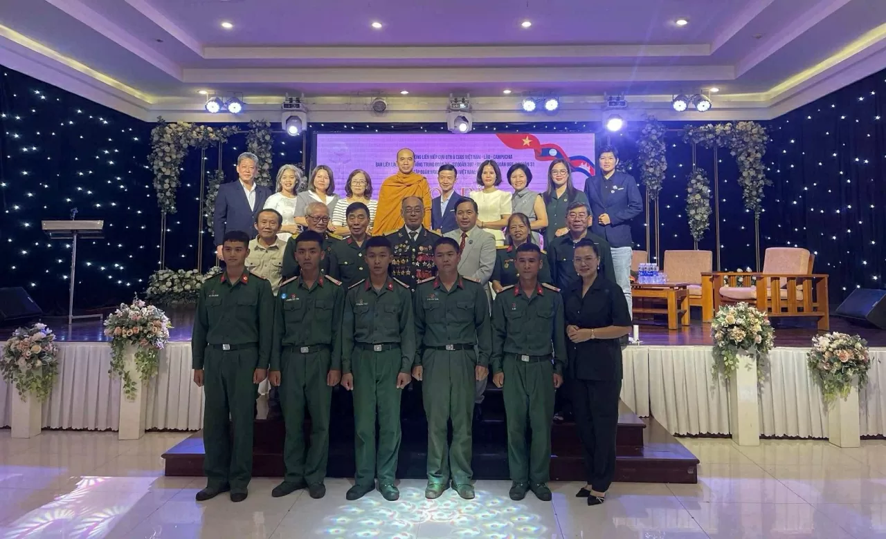 Các đại biểu chụp ảnh lưu niệm. Các đại biểu chụp ảnh lưu niệm.