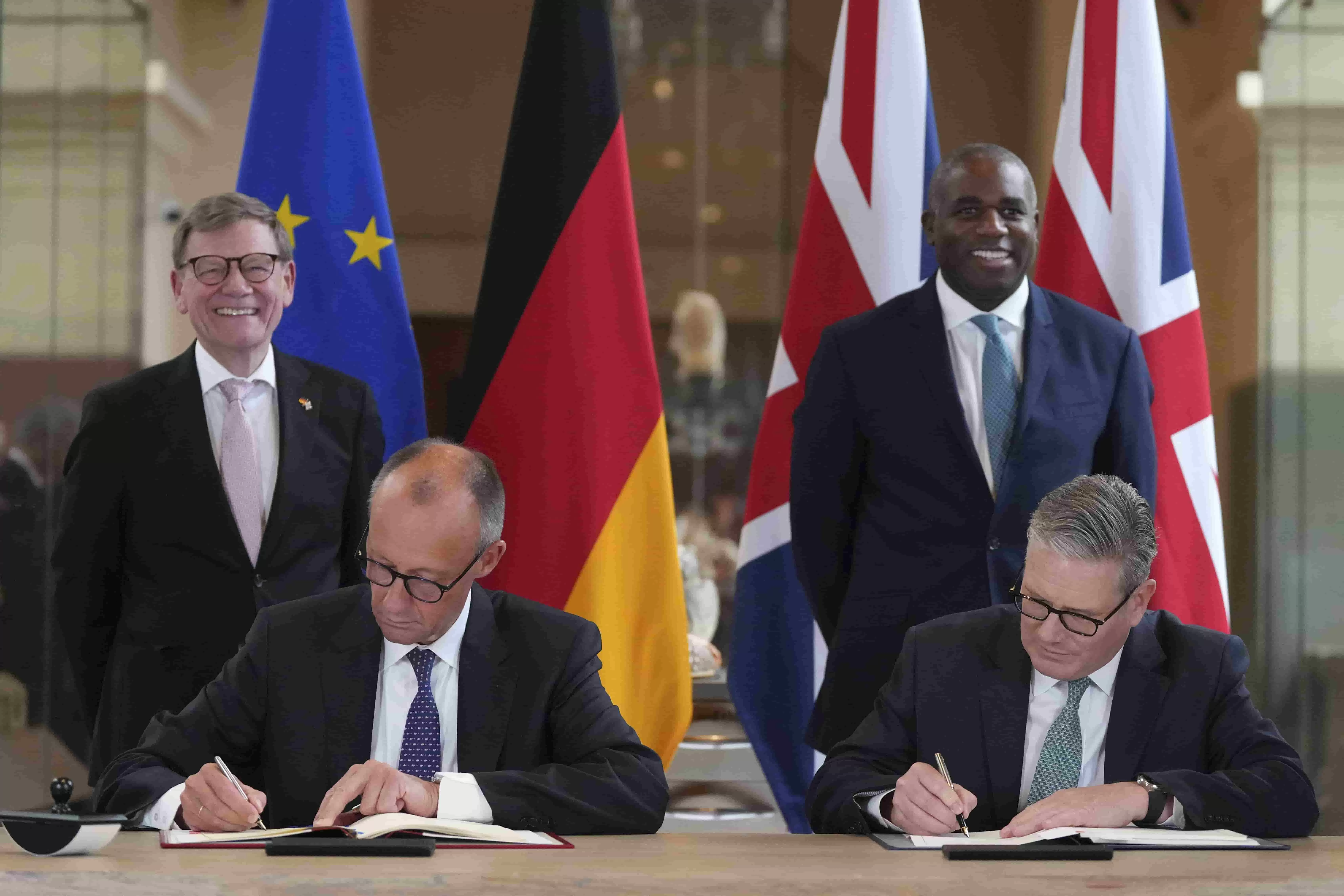Thủ tướng Anh Keir Starmer, bên phải, và Thủ tướng Đức Friedrich Merz, bên trái, cùng Bộ trưởng Ngoại giao Đức Johann Wadephul, phía sau bên trái, và Ngoại trưởng Anh David Lammy, phía sau bên phải, tham dự lễ ký kết hiệp ước hợp tác song phương sâu rộng 