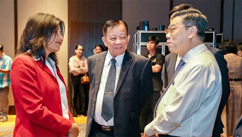 Bà Diep Nguyen Van-Houtte, đại diện phía WB trao đổi cùng các đối tác ngay bên lề sự kiện (Ảnh: Bảo Lan)