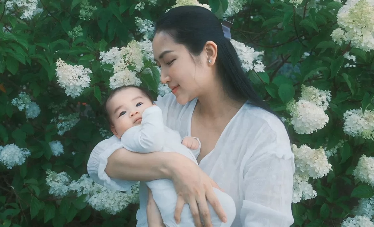 Bà xã Lam Trường khoe con trai hơn hai tháng tuổi kháu khỉnh, đáng yêu. (Nguồn: Facebook)