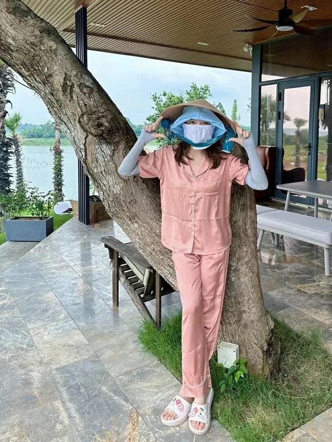 Lý Nhã Kỳ mặc đồ ngủ, đội nón, đeo khẩu trang, găng tay kín mít trước khi làm vườn. (Nguồn: Facebook)