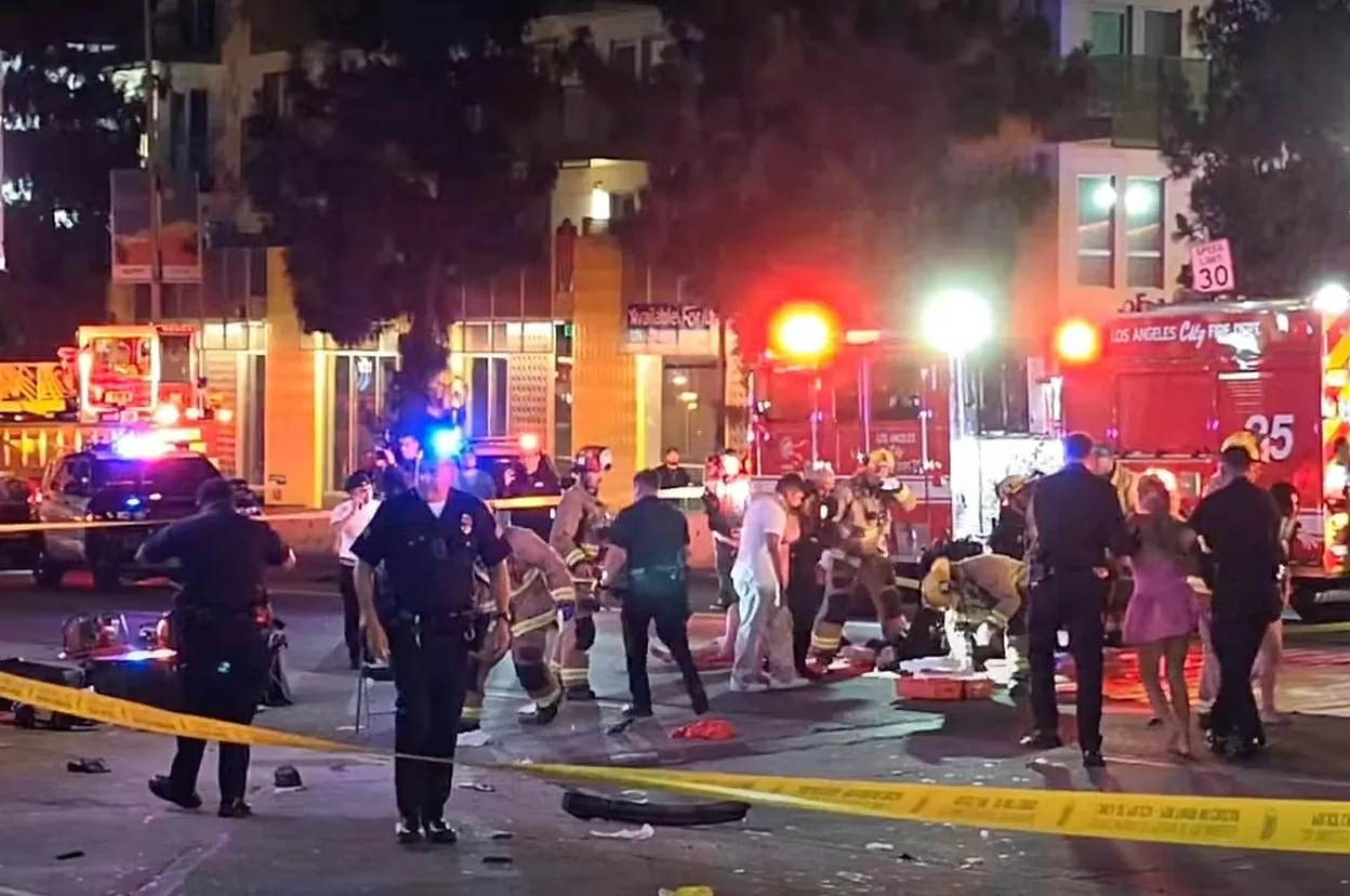 Xe ô tô lao vào đám đông ở Los Angeles, hơn 20 người bị thương Xe ô tô lao vào đám đông ở Los Angeles, hơn 20 người bị thương