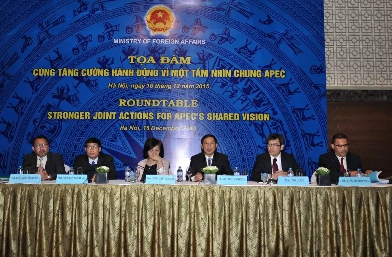 Đại sứ Nguyệt Nga với Giám đốc APEC Đại sứ Nguyệt Nga với Giám đốc APEC