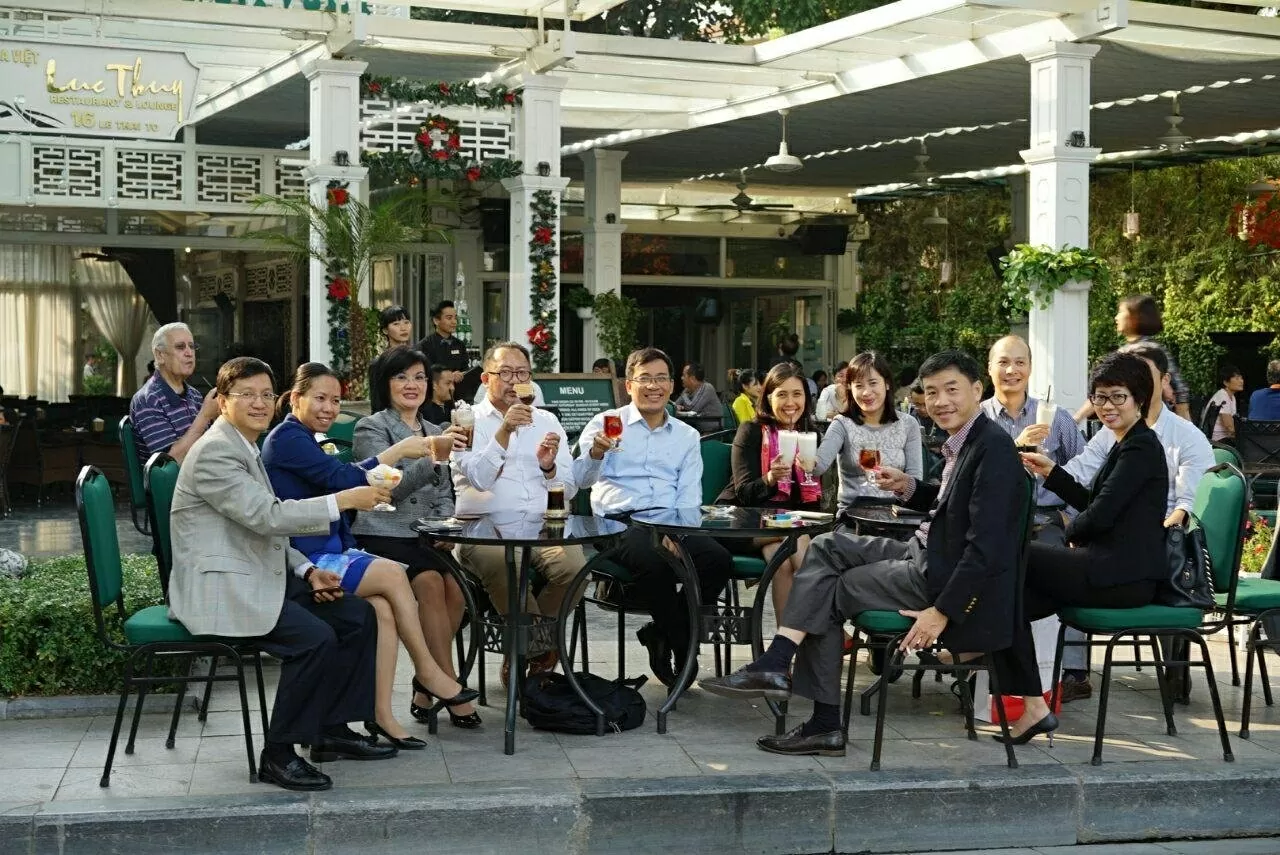 Đại sứ Nguyệt Nga với Giám đốc APEC Đại sứ Nguyệt Nga với Giám đốc APEC