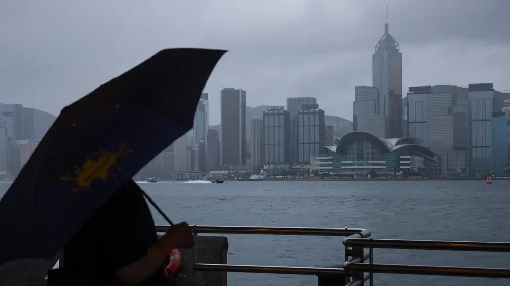 Hong Kong (Trung Quốc) nâng mức cảnh báo bão Wipha lên lên cấp 10