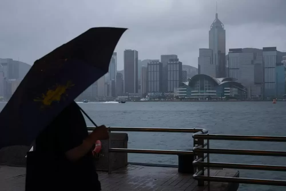 Hong Kong (Trung Quốc) nâng mức cảnh báo bão Wipha lên mức cao nhất