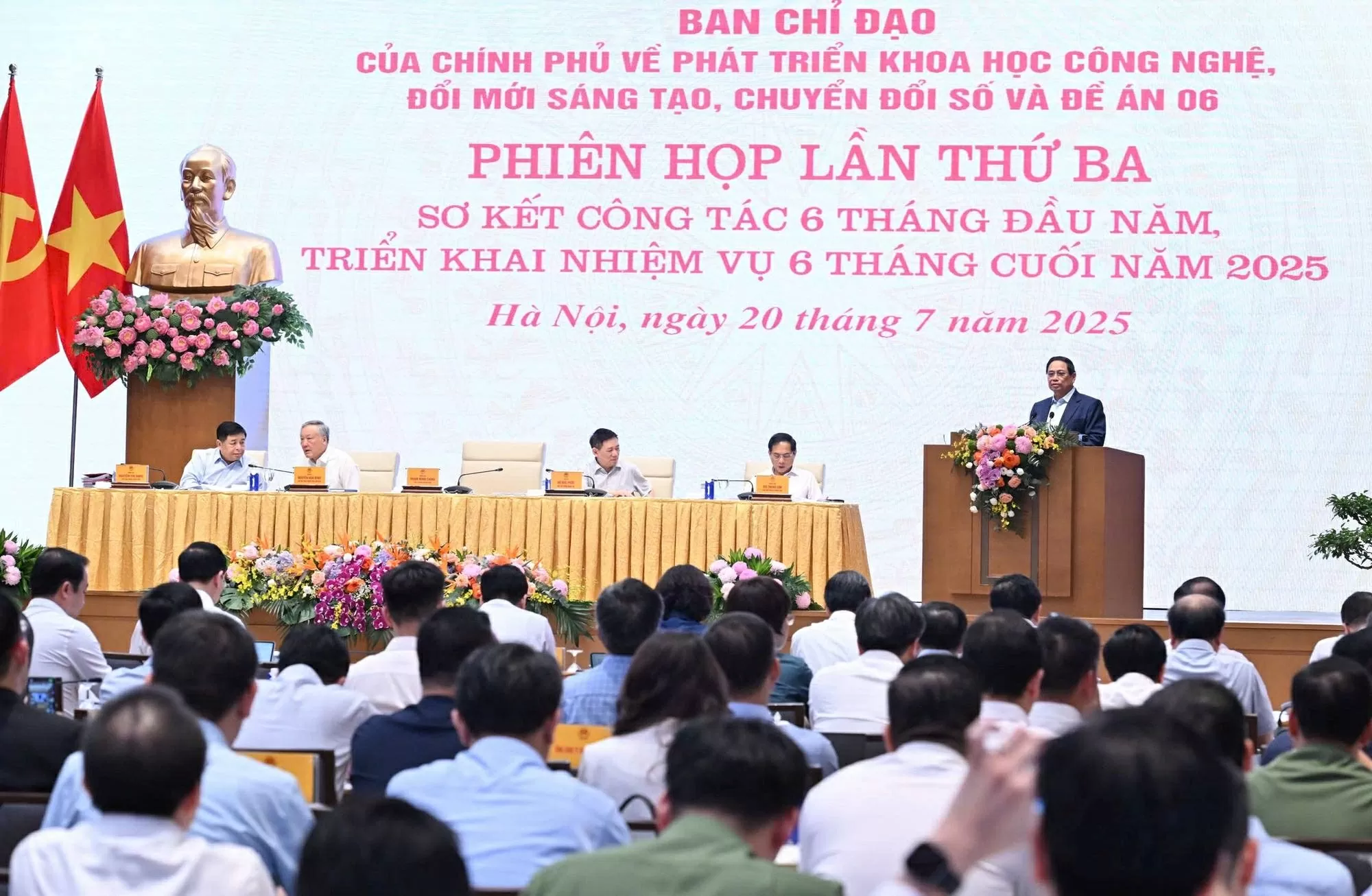 Thủ tướng đề nghị các đại biểu thẳng thắn đánh giá những kết quả đã đạt được, những hạn chế, phân tích nguyên nhân, những bài học kinh nghiệm quý, mô hình hay, cách làm hiệu quả; xác định rõ các nhiệm vụ và sản phẩm cụ thể; công tác phối hợp; công tác kiểm tra, giám sát, đánh giá cán bộ - Ảnh: VGP/Nhật Bắc Thủ tướng đề nghị các đại biểu thẳng thắn đánh giá những kết quả đã đạt được, những hạn chế, phân tích nguyên nhân, những bài học kinh nghiệm quý, mô hình hay, cách làm hiệu quả; xác định rõ các nhiệm vụ và sản phẩm cụ thể; công tác phối hợp; công tác kiể