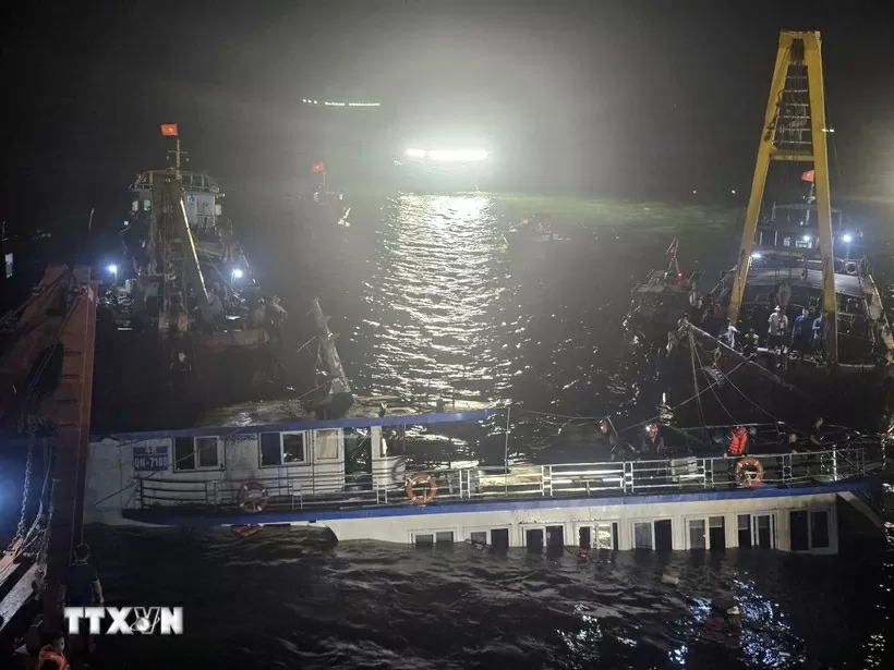Lúc 2 giờ ngày 20/7, lực lượng chức năng thực hiện bơm hút nước trong tàu để tiến hành lai dắt về bờ. (Ảnh: Thanh Vân/TTXVN)