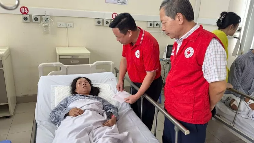 Vụ lật tàu du lịch tại Vịnh Hạ Long: Trung ương Hội Chữ thập đỏ Việt Nam thăm hỏi, hỗ trợ các nạn nhân Vụ lật tàu du lịch tại Vịnh Hạ Long: Trung ương Hội Chữ thập đỏ Việt Nam thăm hỏi, hỗ trợ các nạn nhân