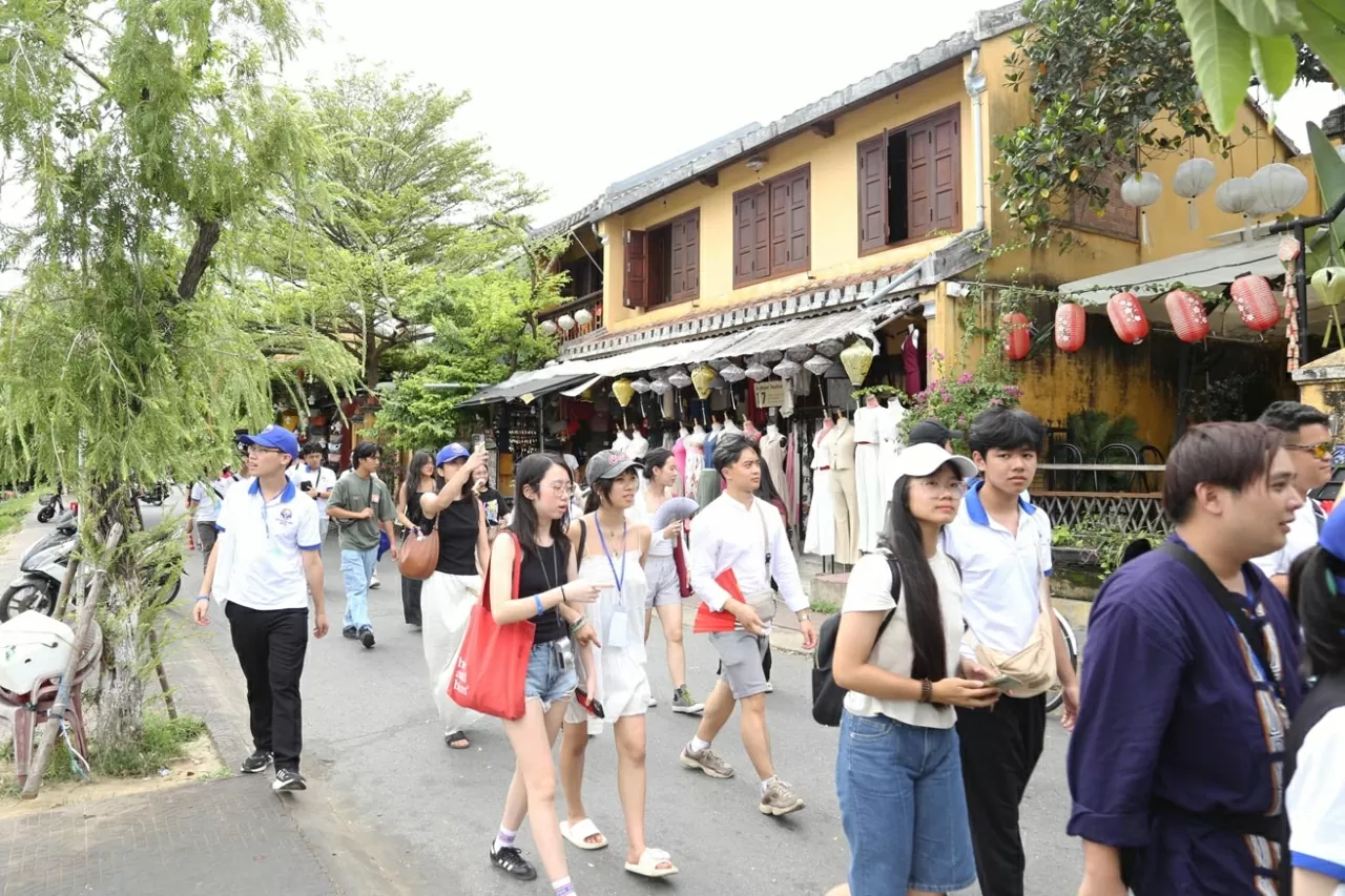 Cùng ngày đoàn thanh niên, sinh viên kiều bào đến thăm phố cổ Hội An. (Ảnh: Thành Long) Cùng ngày đoàn thanh niên, sinh viên kiều bào đến thăm phố cổ Hội An. (Ảnh: Thành Long)