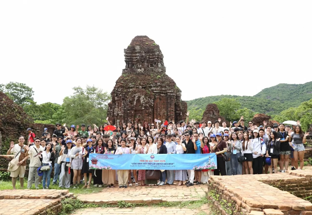 Đoàn Trại hè Việt Nam 2025 chụp bức ảnh lưu niệm trong chuyến tham quan Thánh địa Mỹ Sơn. (Ảnh: Thành Long) Đoàn Trại hè Việt Nam 2025 chụp bức ảnh lưu niệm trong chuyến tham quan Thánh địa Mỹ Sơn. (Ảnh: Thành Long)