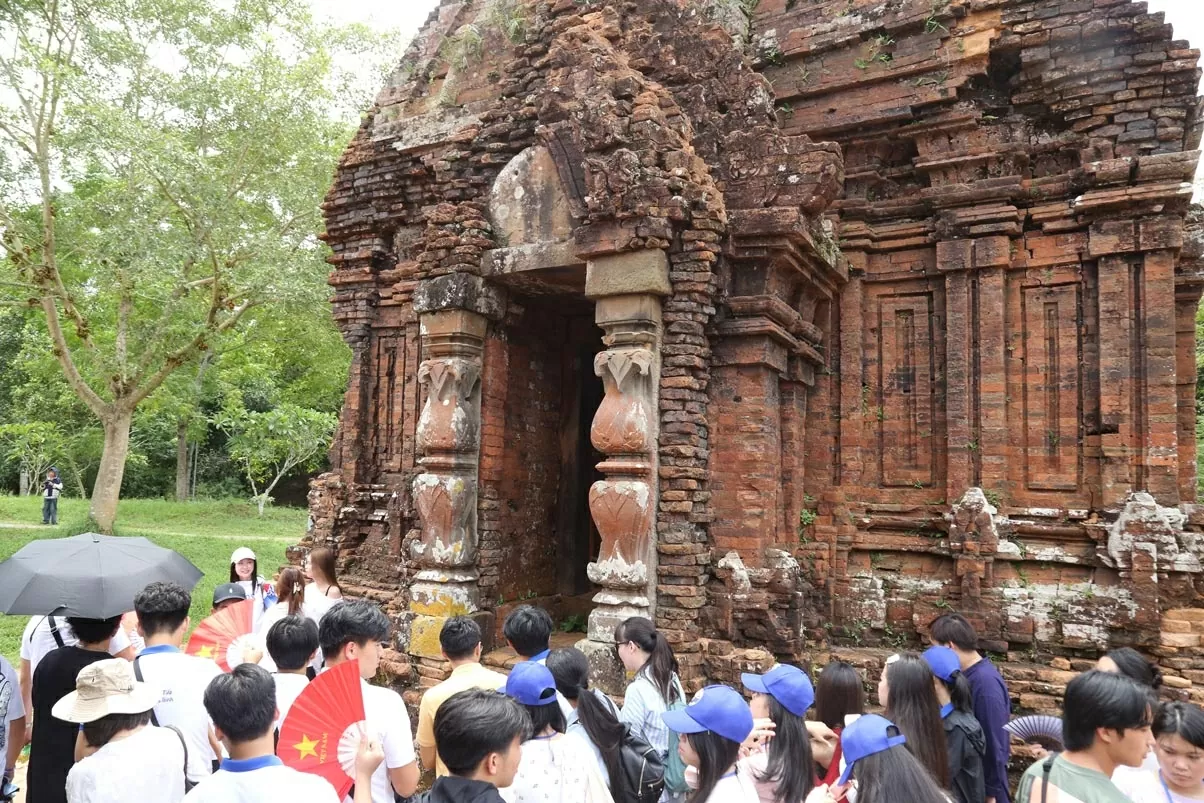 Các kiều bào trẻ tham quan những quần thể di tích kiến trúc đền tháp của người Chăm Pa. (Ảnh: Thành Long) Các kiều bào trẻ tham quan những quần thể di tích kiến trúc đền tháp của người Chăm Pa. (Ảnh: Thành Long)
