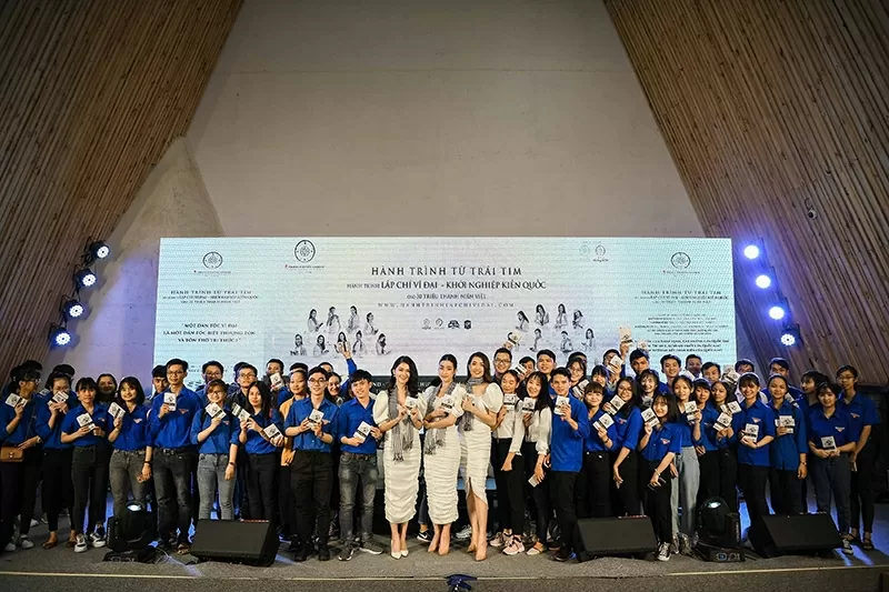 Chương trình “Hành trình từ Trái tim” của Trung Nguyên Legend triển khai hơn 10 năm qua, đã trao tặng hàng triệu cuốn sách quý, khuyến khích tinh thần tự học, tự rèn luyện, trau dồi tri thức cho các thế hệ thanh niên, học sinh – một hoạt động của Hành trình tại Bảo tàng Thế giới Cà phê.