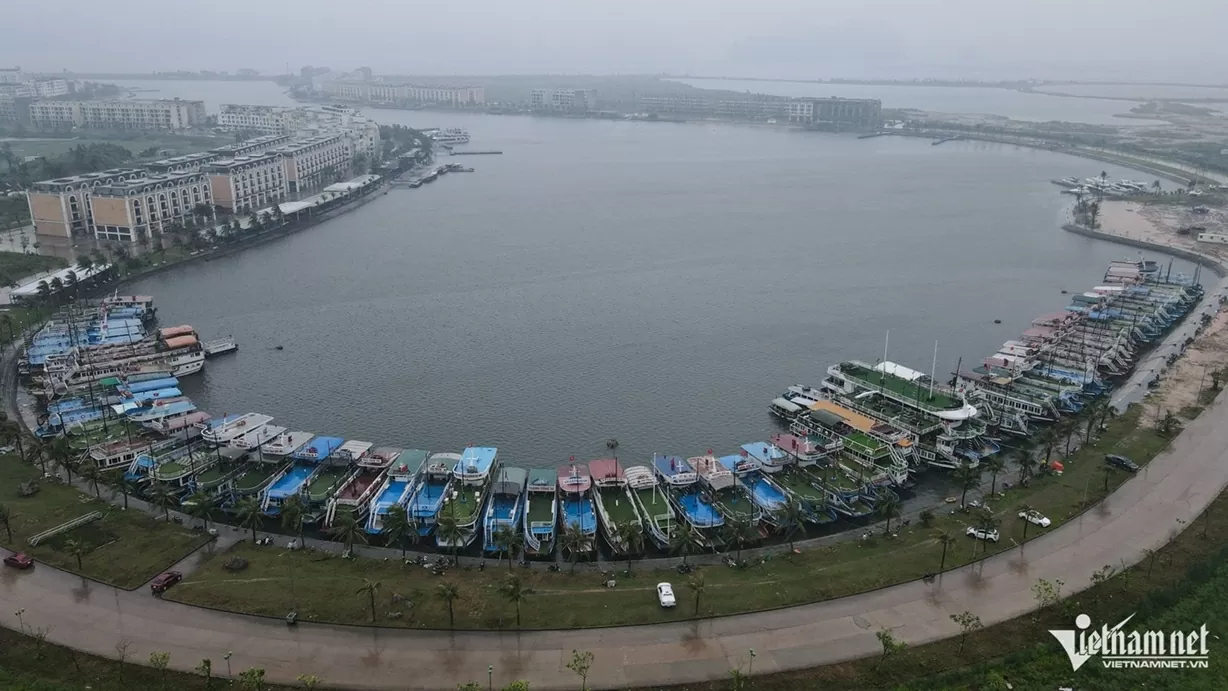 Sáng 21/7, Quảng Ninh có mưa lớn. Tại khu vực Âu tàu 27 cảng Tuần Châu, hàng trăm tàu chở khách đã dừng hoạt động, neo đậu để tránh bão.