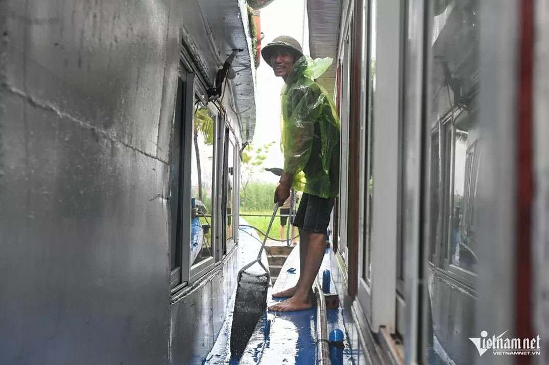 Tàu du lịch Quảng Ninh neo đậu tránh bão Wipha