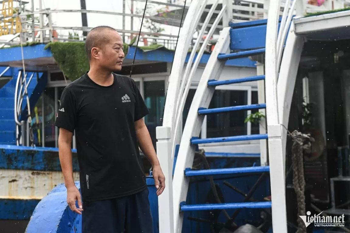 Tàu du lịch Quảng Ninh neo đậu tránh bão Wipha