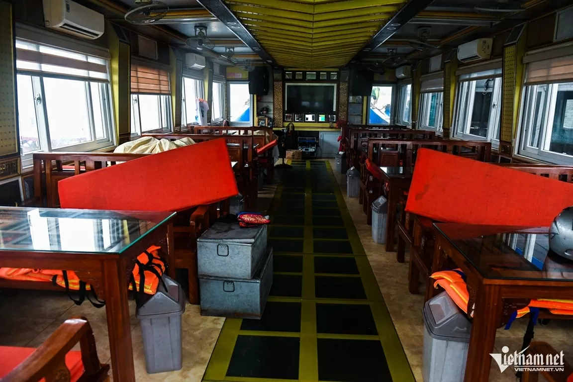 Tàu du lịch Quảng Ninh neo đậu tránh bão Wipha