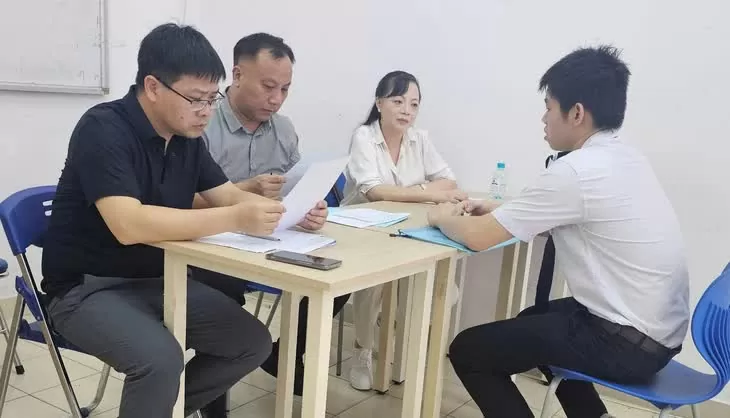 Đại diện HAECO phỏng vấn sinh viên khoa kỹ thuật hàng không tại Học viện Hàng không Việt Nam. (Ảnh: Văn Thuần) Đại diện HAECO phỏng vấn sinh viên khoa kỹ thuật hàng không tại Học viện Hàng không Việt Nam. (Ảnh: Văn Thuần)