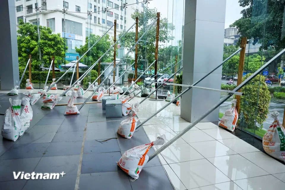 Ứng phó bão số 3, người Hà Nội chủ động gia cố nhà cửa, tài sản