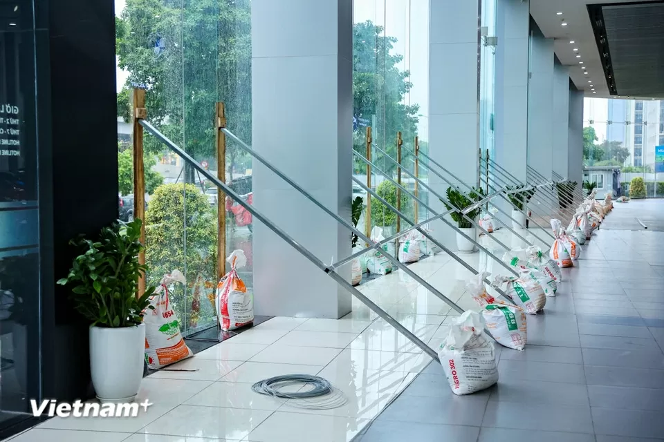 Ứng phó bão số 3, người Hà Nội chủ động gia cố nhà cửa, tài sản