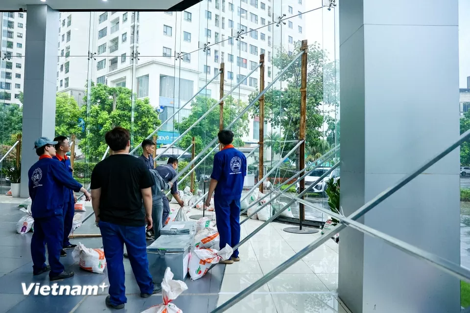 Ứng phó bão số 3, người Hà Nội chủ động gia cố nhà cửa, tài sản