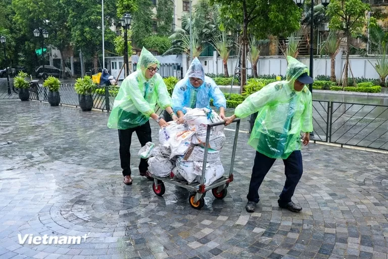 Chiều 21/7, nhiều khu vực trên địa bàn Hà Nội người dân đã chủ động có các biện pháp để đề phòng những ảnh hưởng của cơn bão số 3. 