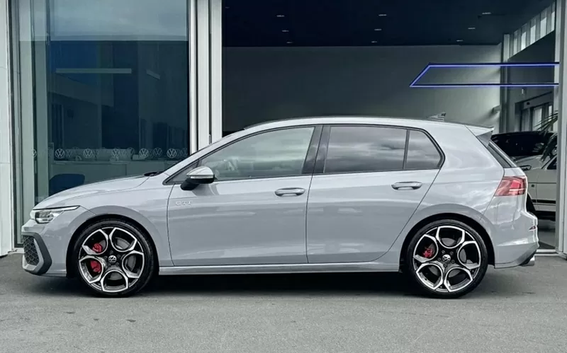 Mặc dù được định vị ở phân khúc hạng C, nhưng Volkswagen Golf lại sở hữu kích thước khá nhỏ gọn, tiệm cận với các mẫu xe hạng B