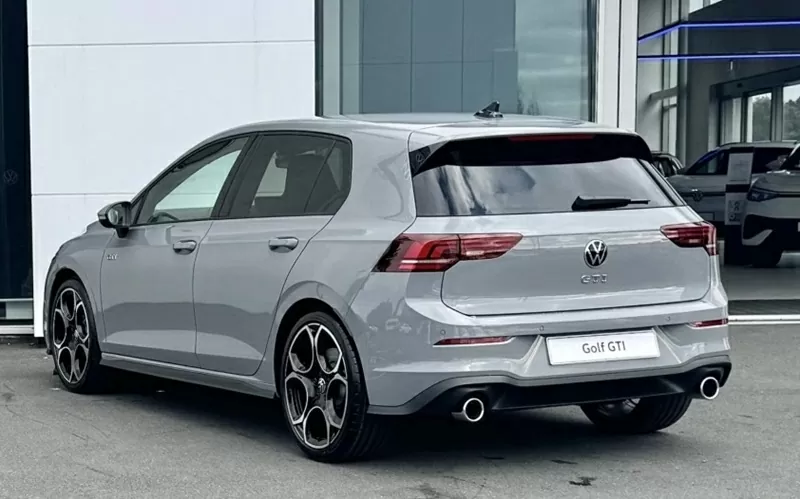 Giá xe Volkswagen Golf được tiết lộ là từ hơn 1,2 tỷ đồng cho phiên bản tiêu chuẩn, trong khi những phiên bản cao cấp có thể lên đến 2,3 tỷ đồng