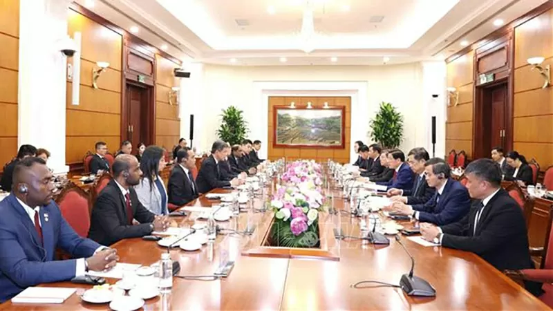 Trưởng ban Nội chính Trung ương hội đàm với Phó Tổng thư ký Đảng Hành động nhân dân Singapore