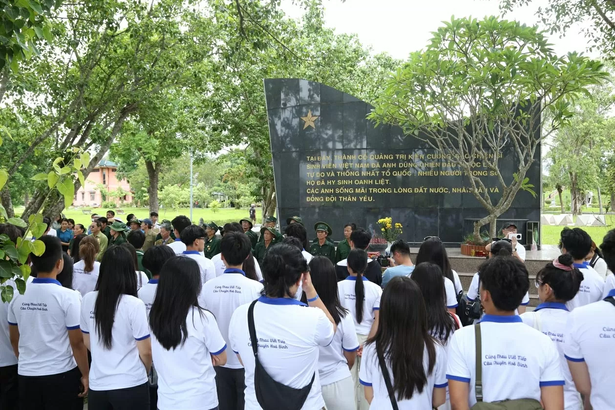 Đoàn Trại hè Việt Nam tổ chức gặp gỡ và trao quà cho 34 cựu chiến binh tỉnh Quảng Trị. (Ảnh: Thành Long)