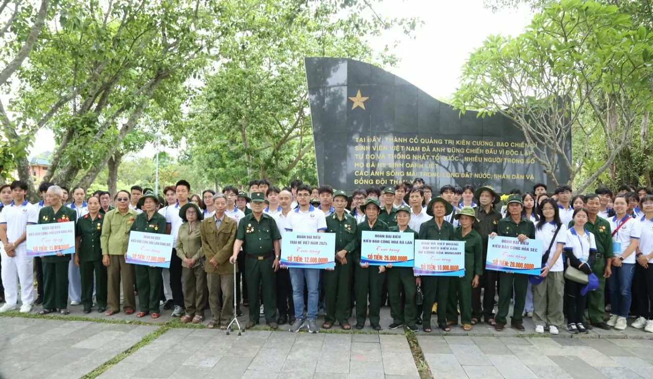 Buổi gặp gỡ và trao quà cho 34 cựu chiến binh tại Quảng Trị. (Ảnh: Thành Long) Buổi gặp gỡ và trao quà cho 34 cựu chiến binh tại Quảng Trị. (Ảnh: Thành Long)