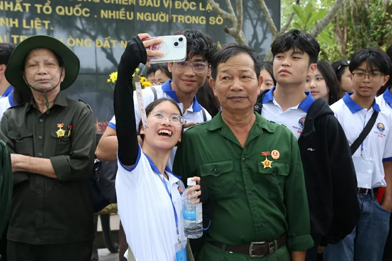 Bạn Đỗ Hoàng Yến, kiều bào đến từ Nhật Bản giao lưu với các cựu chiến binh. (Ảnh: Thành Long)