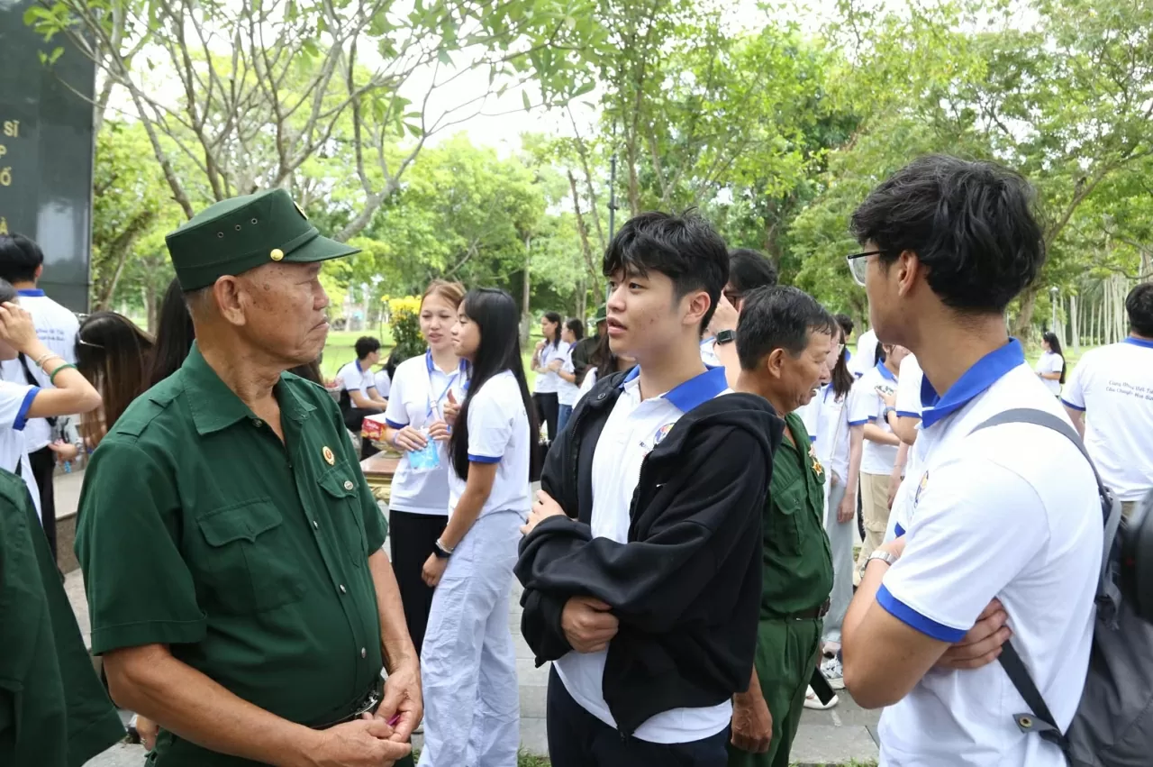 Sau khi trao quà, các kiều bào trẻ có dịp được ngồi và lắng nghe các cựu chiến binh kể câu chuyện thời chiến. (Ảnh: Thành Long) Sau khi trao quà, các kiều bào trẻ có dịp được ngồi và lắng nghe các cựu chiến binh kể câu chuyện thời chiến. (Ảnh: Thành Long)