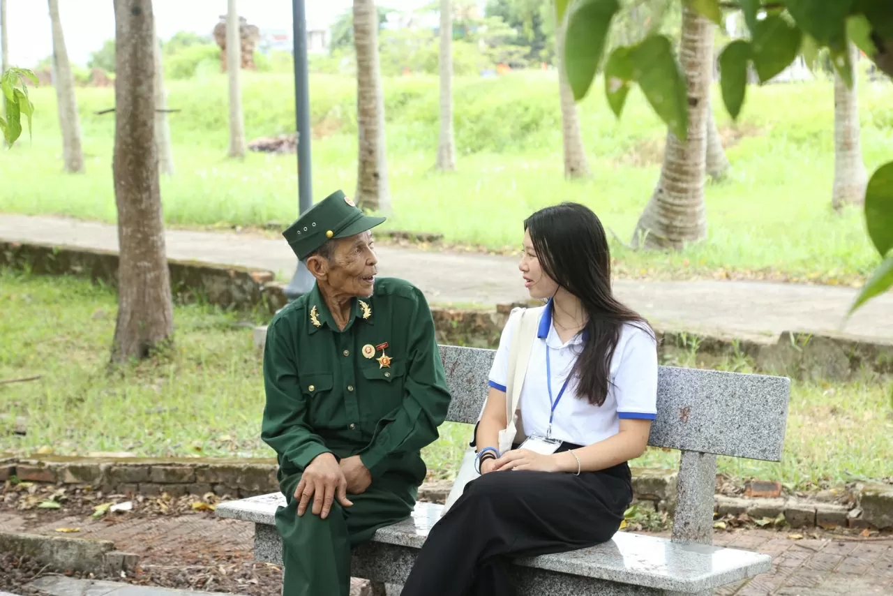 Sau khi trao quà, các kiều bào trẻ có dịp được ngồi và lắng nghe các cựu chiến binh kể câu chuyện thời chiến. (Ảnh: Thành Long)