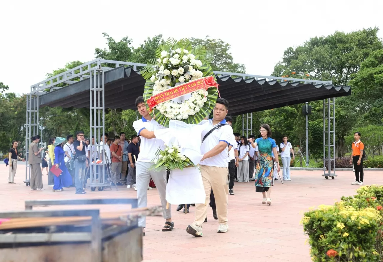Đoàn thanh niên, sinh viên kiều bào tham dự Trại hè Việt Nam 2025 tổ chức dâng hương, dâng hoa tại Thành cổ Quảng Trị. (Ảnh: Thành Long)
