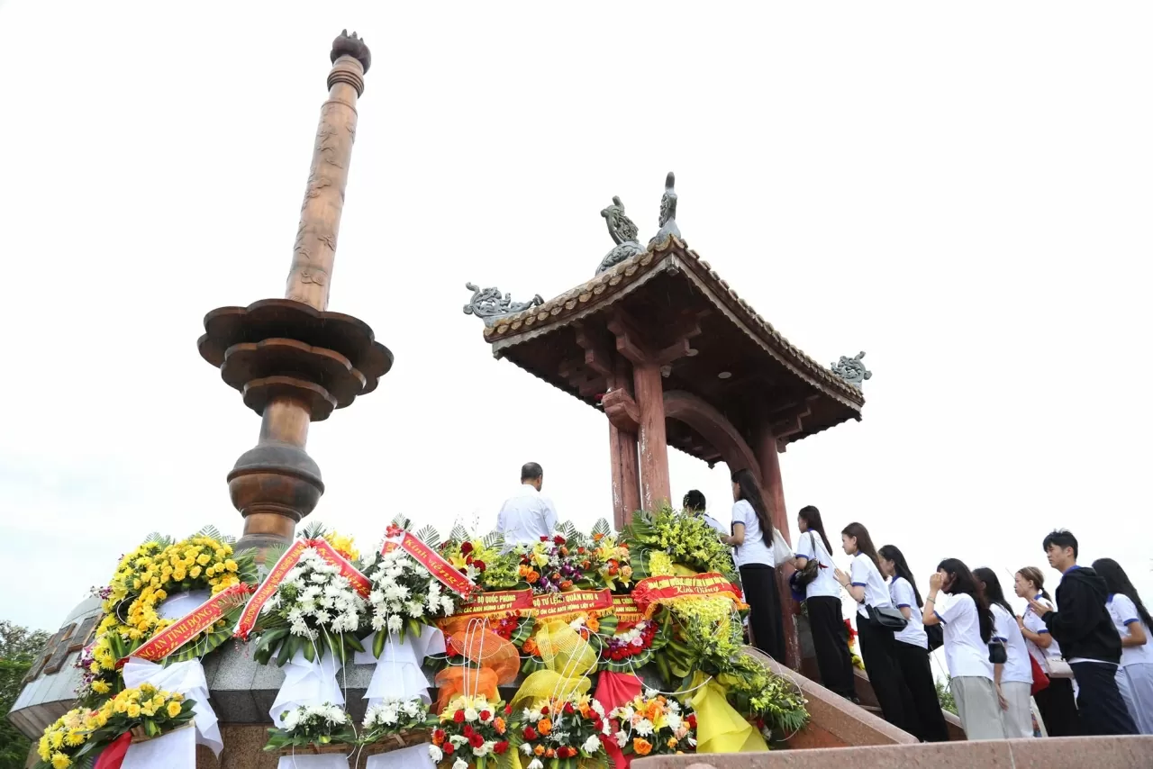 Đại biểu kiều bào dâng hương tưởng nhớ những anh hùng liệt sĩ đã hy sinh tại Quảng Trị. (Ảnh: Thành Long) Đại biểu kiều bào dâng hương tưởng nhớ những anh hùng liệt sĩ đã hy sinh tại Quảng Trị. (Ảnh: Thành Long)