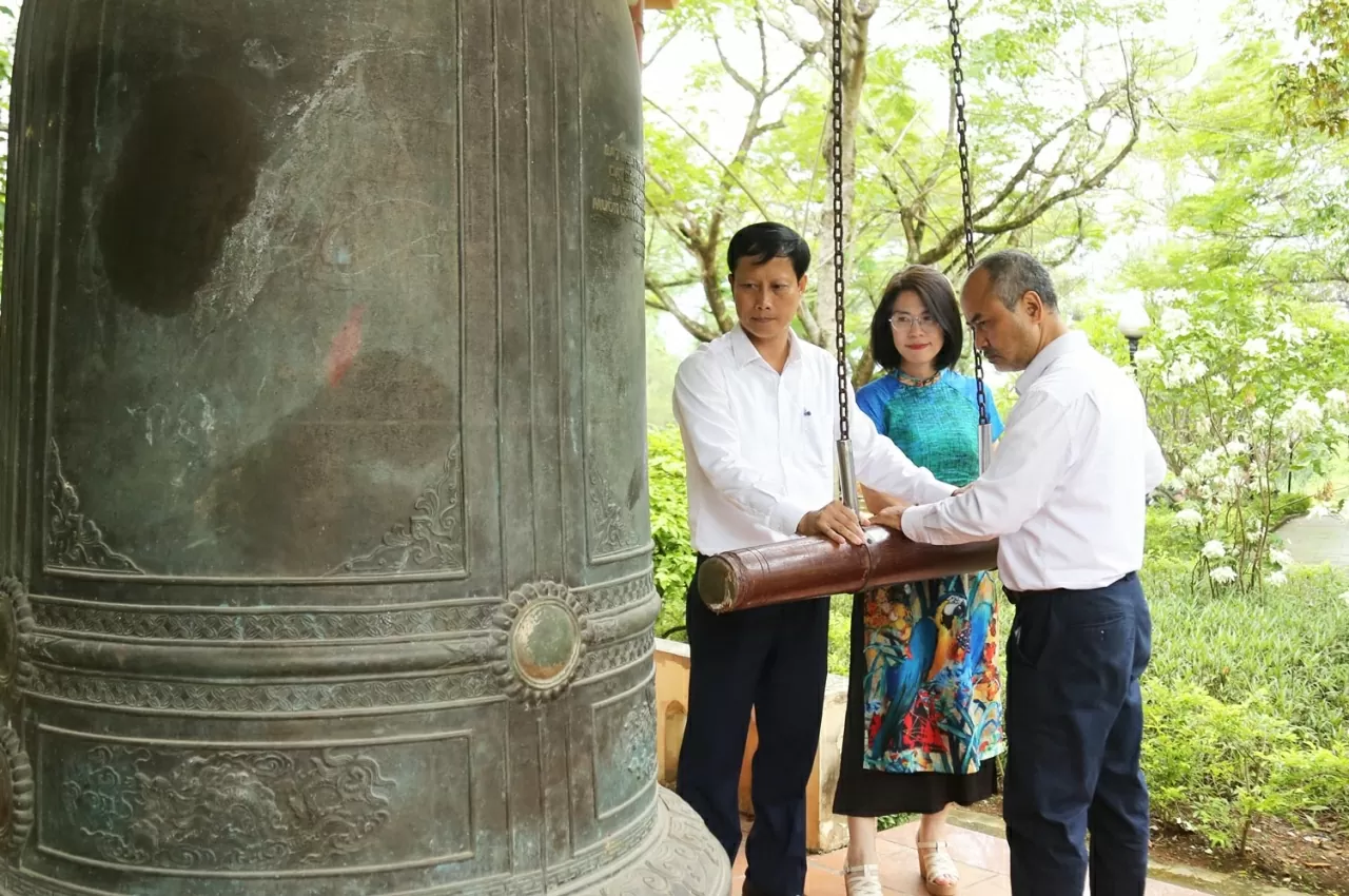 Các đại biểu thỉnh chuông tại Nghĩa trang Liệt sĩ Trường Sơn. (Ảnh: Thành Long) Các đại biểu thỉnh chuông tại Nghĩa trang Liệt sĩ Trường Sơn. (Ảnh: Thành Long)