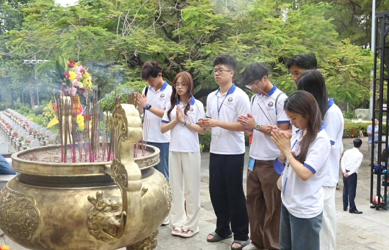 Đoàn kiều bào từ Nga thắp nén hương tướng nhớ những anh hùng liệt sĩ tại Nghĩa trang Trường Sơn. (Ảnh: Thành Long)