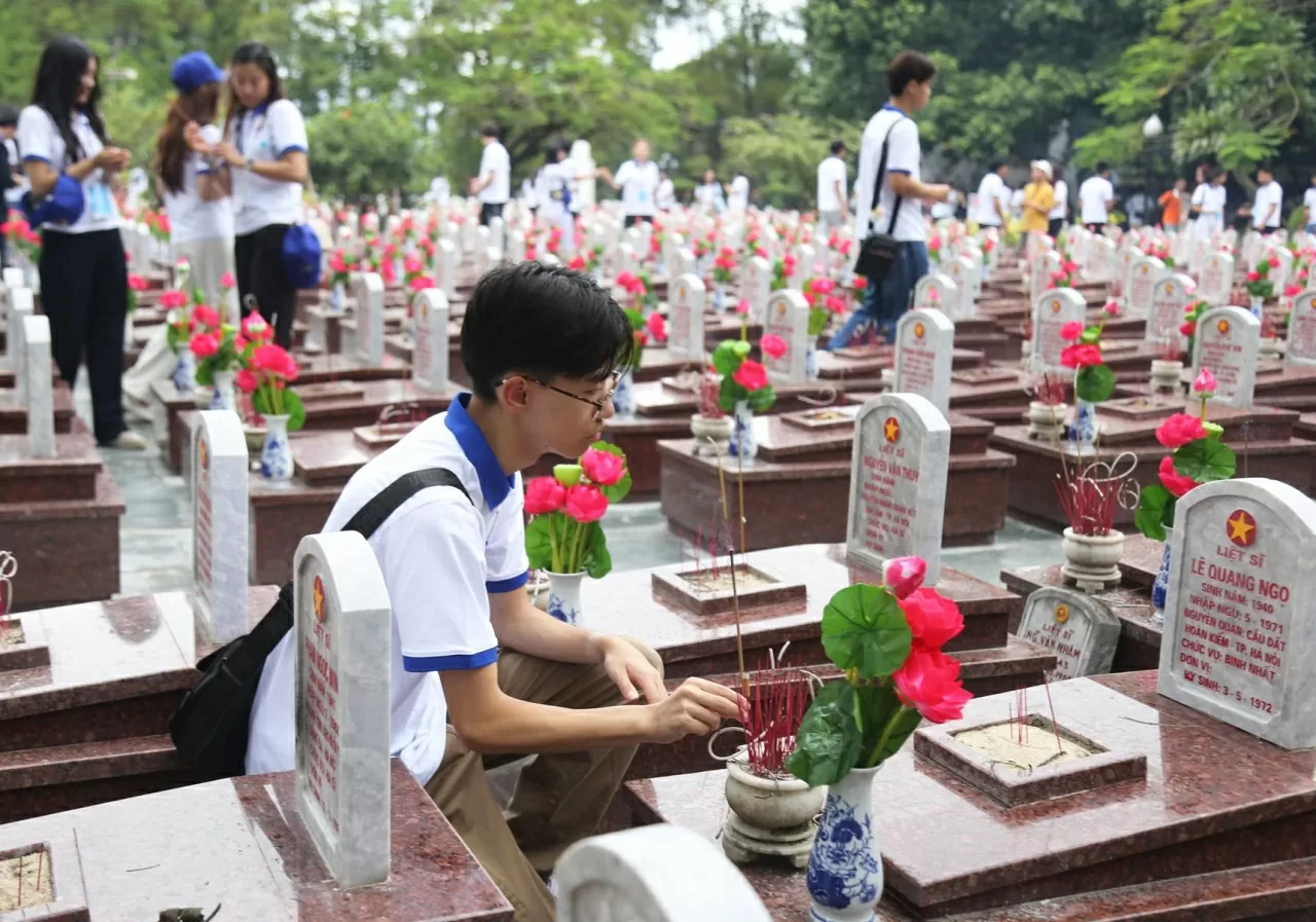Đoàn thanh niên, sinh viên kiều bào dâng hương lên phần mộ của các liệt sĩ. (Ảnh: Thành Long) Đoàn thanh niên, sinh viên kiều bào dâng hương lên phần mộ của các liệt sĩ. (Ảnh: Thành Long)