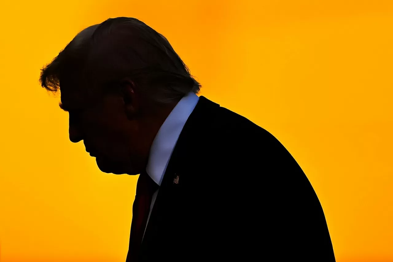 Tổng thống Mỹ Donald Trump có mặt tại trận chung kết FIFA Club World Cup diễn ra ở East Rutherford, bang New Jersey vào Chủ nhật, ngày 13/7. Sau trận đấu, ông trao huy chương cho các cầu thủ và đích thân trao cúp vô địch cho đội trưởng Chelsea, Reece James. Sự xuất hiện của ông Trump tại một sự kiện thể thao quốc tế lớn thu hút nhiều chú ý, trong bối cảnh Nhà Trắng đang thúc đẩy các hoạt động đối ngoại mềm và tăng cường hình ảnh công chúng. (Nguồn: Getty Images)