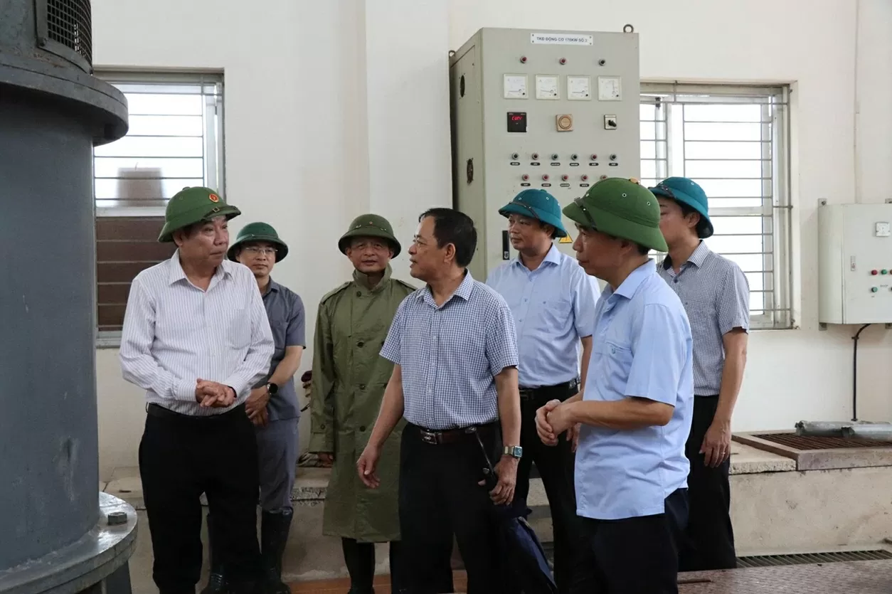 Đồng chí Nguyễn Văn Gấu kiểm tra tại trạm bơm Lãng Sơn.