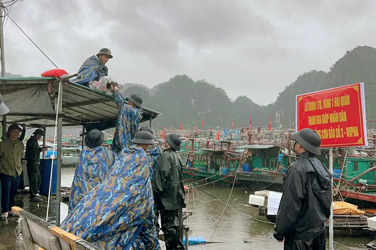 45 cán bộ, chiến sĩ Lữ đoàn 170, Vùng 1 Hải quân giúp dân phòng chống bão Wipha 45 cán bộ, chiến sĩ Lữ đoàn 170, Vùng 1 Hải quân giúp dân phòng chống bão Wipha