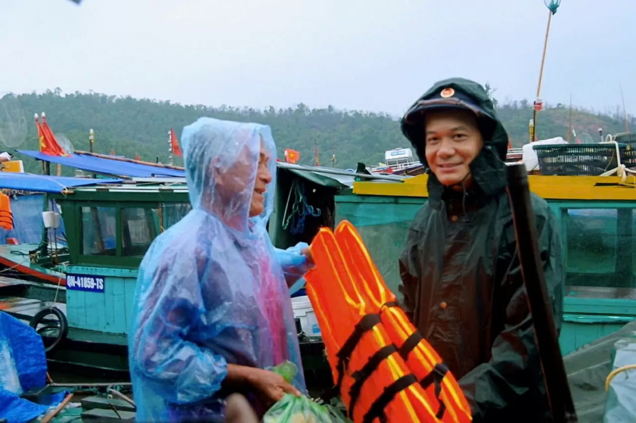 45 cán bộ, chiến sĩ Lữ đoàn 170, Vùng 1 Hải quân giúp dân phòng chống bão Wipha 45 cán bộ, chiến sĩ Lữ đoàn 170, Vùng 1 Hải quân giúp dân phòng chống bão Wipha